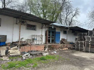 Продается 1/2 доля здания склада и 1/2 доля земельного участка в Краснодарском крае, г. Тихорецк, ул. Парковая, д. 37/8. Здание нежилое, одноэтажное, площадью 613 кв. м. (кадастровый номер 23:50:0301004:216). Земельный участок площадью 1270 кв. м. (кадастровый номер 23:50:0301004:60).