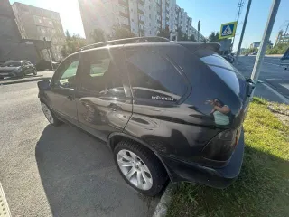 BMW X5 2006 года, черный, 231 л.с., пробег 380000 км, полный привод, АКПП, VIN: 5UXFA13536LY27842. Требуется ремонт КПП и двигателя, отсутствует передний бампер, черный выхлоп, автомобиль не на ходу.
