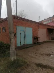 Нежилое здание 87 кв.м., земельный участок 117 кв.м., Адыгея. Здание нежилое, наименование: гаражи, кад. № 01:05:0200166:915, площадь 87 кв.м., количество этажей 1, год завершения строительства 1994, адрес: Республика Адыгея, Тахтамукайский район, пгт. Яблоновский, ул. Лаухина, 2б, вид права…
