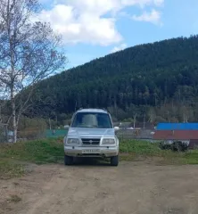 Suzuki Escudo 1991 года, серый. ПТС: 78PH575881, госномер: X723AO65. Производство: Япония. Бензиновый двигатель объемом 1995 см³, мощность 140 л.с. (103 кВт). Максимальная разрешенная масса 1895 кг, снаряженная масса 1620 кг.