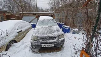 Ford Escape 2003 года, черный. VIN кузова: 1FMCU93163KA24592. На ходу, автоматическая коробка передач. Имеется коррозия кузова, трещины на лобовом стекле. Требуется ремонт ходовой части и замена рулевой рейки. Отсутствует правое переднее крыло. Двигатель требует ремонта. Правая передняя дверь под…