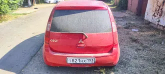 Mitsubishi Colt 2003 года выпуска, легковой автомобиль комби (хэтчбек). Цвет красный, VIN: Z27A0009191. Имеются повреждения колёс (шин), элементов ходовой части, стекол, фар, указателей поворота, стоп-сигналов и других стеклянных элементов, включая зеркала, а также царапины, сколы, потертости…