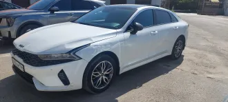KIA K5, 2023, транспортное средство: автомобиль, марка KIA, модель K5, идентификационный номер MX1G2414BPK214140, год изготовления 2023, номер кузова MX1G2414BPK214140, цвет кузова белый.