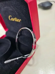 Футляр с браслетом CARTIER, отверткой, очками CELINE, GIVENCHY, BALENCIAGA, DOLCE&GABBANA, VALENTINO. Футляр, в нем: браслет металлический, отвертка, с изображением товарного знака «CARTIER». Очки, маркированные товарным знаком «CELINE». Очки, маркированные товарным знаком «GIVENCHY». Очки…