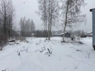 Земельный участок, кадастровый номер 47:16:0432002:552, площадь: 1100 +/-12 кв.м, тип собственности: Общая собственность. Адрес: Российская Федерация, Ленинградская область, Кировский муниципальный район, Синявинское городское поселение, г. п. Синявино, ул. Новая, з/у 7, 
Здание, кадастровый номер…