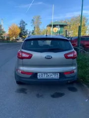 Kia Sportage 2013 года, 150 л.с., 160031 км, АКПП, проблемы с проводкой системы зажигания, многочисленные сколы и замятины капота, неравномерный окрас кузова, повреждение переднего бампера, сколы и царапины кузова, отслоение краски, неисправный аккумулятор.