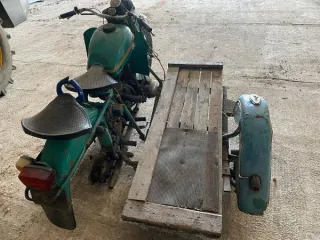 Мотоцикл "Урал", без государственного номера, ключей и документов. По исполнительным документам идентификационный номер 08303 и номер двигателя 580241. Рабочее состояние не проверялось (Уведомление №1410 К от 10.06.2025 г.). Назначение: pryamie.