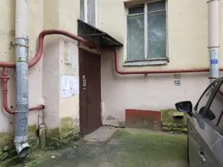 Нежилое помещение расположено по адресу: Санкт-Петербург, пр-кт Стачек, д. 79, литера А, пом. 3-Н, площадь 56.5 кв.м, назначение: нежилое, наименование: мастерская, этаж: подвал, кадастровый номер 78:15:0008221:3962. Право собственности города Санкт-Петербурга подтверждается записью в Едином…