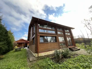 Жилой дом общей площадью 198.1 кв.м, этажность 2, расположенный по адресу: Российская Федерация, город Москва, вн.тер.г. муниципальный округ Краснопахорский, квартал 30, владение 33, строение 1, кадастровый номер: 77:22:0030113:269. Земельный участок площадью 1006 кв.м, адрес: Российская Федерация…