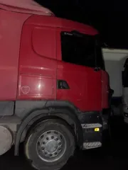Грузовой тягач седельный SCANIA Р400LA4X2HNA ADR FL, 2015 г.в., г/н Н120АУ761, VIN YS2R4X20002110000, красного цвета, имеются скрытые повреждения ЛКП, на лобовом стекле имеются сколы, тканевая обивка на сидениях, 6 колес на заводских дисках, запасные колеса отсутствуют, должник Чурсин А.А…