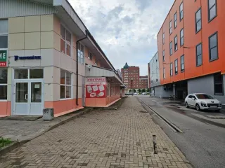 Нежилое помещение 71,4 кв.м и доля на участок, г. Сосновый Бор, Ленинградская обл. Нежилое помещение - 71,4 кв. м с учетом неотделимых улучшений (10 поз.), 12850/443000 доли в праве собственности на земельный участок 4 430 +/- 23 кв. м, адрес: Ленинградская обл., г. Сосновый Бор, пр. Героев, д…