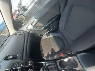 Автомобиль Kia Cerato 2011 г.в., VIN KNAFU411BB5910975. Внешнее техническое состояние: не на ходу, битый в правую переднюю часть (бампер, капот, крыло, фара, внутренние элементы), по кузову по кругу имеются потёртости в некоторых местах с элементами ржавчины. Салон относительно пробегу в хорошем…