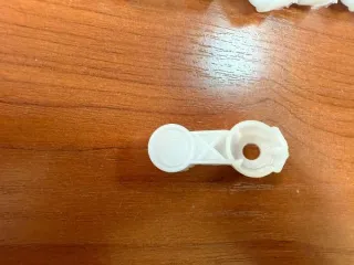 Годные остатки изделий: крышка-заглушка для фары автомобиля из резины черного цвета 80 штук, патрон для лампочки 41 штука, заглушки из резины черного цвета 122 штуки, элемент крепления из пластмассы белого цвета 40 штук, патрон для лампочки из пластмассы серого цвета 40 штук, элемент крепления из…