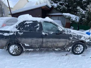 Lada Priora 2017 года выпуска, VIN XTA217020J0559254, госномер Р136РУ159. Модель двигателя 21116, номер 3774045. Мощность 87 л.с., объем 1.6 л. Кузов черный, механическая КПП, передний привод. Пробег более 150 тыс. км. Требуется ремонт кузова: коррозия, царапины, трещины на лобовом стекле…