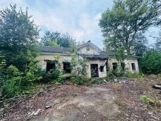 Земельные участки площадью 2003 кв.м и 345.3 кв.м в Тульской области, Киреевский район, город Липки, улица Октябрьская, дом 1. Кадастровые номера: 71:12:060504:981 и 71:12:060305:818. Год ввода в эксплуатацию: 1952. Общая площадь: 2348.3 кв.м. Вид ограничений и обременений указан в информационном…