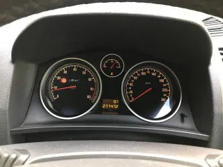 Opel Zafira 2007 года, 140 л.с., пробег 278 000 км. Цвет серый металлик. VIN: W0L0AHM7582017562, госномер Р176КХ177.