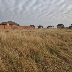 Земельный участок 1000 кв.м в Новопоселеновском сельсовете, деревня Кукуевка, дом 0. Кадастровый номер: 46:11:121203:607. Находится в залоге у ПАО "Сбербанк России".