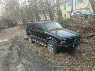 Chevrolet-Blazer 1995 года, 161 лс, 300000 км, полный привод, АКПП. Легковой автомобиль, марка: Chevrolet-Blazer, год изготовления: 1995, VIN: 1GNDT13W0SK253445, мощность двигателя, л. с. (кВт): 161. Пробег уточнять при осмотре.