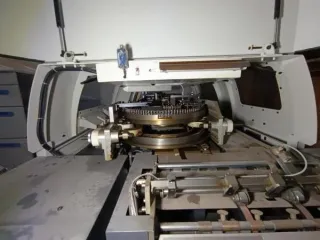 Машина клеевая бесшвейного скрепления Superbinder 200E, Москва. Продажа особо ценного движимого имущества, находящегося в оперативном управлении по адресу: г. Москва, ул. Живописная, д.28, стр.6. Машина клеевая бесшвейного скрепления SUPERBINDER 200E. Состояние: б/у. Вид оборудования…
