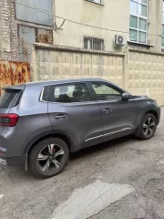 Автомобиль марки CHERY модель Tiggo 4 Pro 2023 г.в. VIN номер LVVDB21B4PD986472, цвет серый. Автомобиль в хорошем состоянии, на ходу, есть незначительные дефекты по кузову, не срабатывает кнопка открытия багажника на ключах.