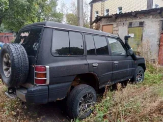 Mitsubishi Pajero 1998 года, 145 л.с., полный привод, АКПП. Цвет зеленый. VIN: JMY0RV430WJ002037, ПТС: 46РА927252, госномер М841УХ32. Производитель Япония. Модель двигателя 6G72, бензиновый, объем 2972 куб. см, мощность 147 л.с. Разрешенная максимальная масса 2405 кг, масса без нагрузки 1795 кг.