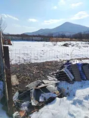 Дом 34,6 кв.м и участок 1200 кв.м, Приморский край. Здание, жилой дом (баня), кадастровый номер 25:33:090101:1161, площадь: 34.6 кв.м, адрес местонахождения: край Приморский, г. Партизанск, с. Авангард, пер. Спокойный, дом 10. Стоящий на земельном участке, кадастровый номер 25:33:090101:45…