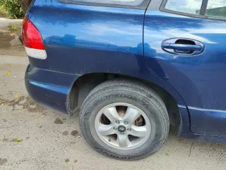 Hyundai Santa Fe Classic 2012 года, госномер У138ОХ161, VIN X7MSC81VPCA019825, синего цвета. По кузову имеются мелкие сколы ЛКП, на лобовом стекле трещины, задняя левая дверь повреждена (вмятина), задний бампер имеет царапины ЛКП, потертости ручек, пробег 111 961 км, документы и ключи не…