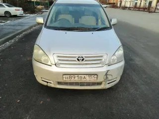 Toyota Ipsum 2001 года, 160 л.с., пробег 261797 км, АКПП. Цвет серый. Кузов АСМ260001992. Состояние: сгнившие пороги, кузов по днищу гнилой, задняя дверь гнилая, капот, решётка радиатора и передний бампер после удара, повреждён пластик салона, отсутствует задний редуктор привода и кардан.
