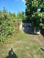 Жилое здание площадью 51,6 кв.м. по адресу: Саратовская область, г. Петровск, ул. Панфилова, д. 80, кадастровый номер: 64:45:030116:56. Согласно решению суда, дом разделен на доли по 1/2 между должником и супругом, перерегистрация не проведена. Дом заброшен, находится в ветхом состоянии, внутри…