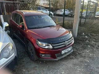 Volkswagen Tiguan 2014 года выпуска. VIN: XW8ZZZ5NZEG113455. Двигатель №: CAW 193325. Цвет: вишнево-красный.