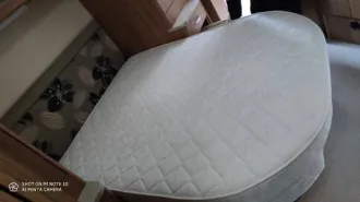 Swift Challenger 584 2015, прицеп-дача, белый, госномер АМ60975, VIN: SGDST3ESWF0783763. Полностью оборудован бытовой техникой и мебелью. Значительных повреждений корпуса нет. Внешние повреждения: передний правый и левый габарит, задний временный габаритный огонь, повреждены ручка и замок входной…