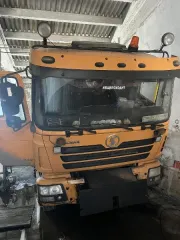 Shacman SX3255DR384, 2011 (повторные торги) грузовой самосвал, г/н М691НУ124, VIN LZGJLDR44BX083735, идентификационные номера (№ двигателя, № рамы) отсутствуют, АКБ отсутствует, цвет желтый. Обременения: арест, запреты судебного пристава исполнителя на рег. действия. Задаток 213000,00 руб. (пор…