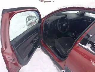 Volkswagen Passat 2000 года выпуска. Легковой автомобиль, марка и модель: Volkswagen Passat. VIN: WVWZZZ3BZYP438760. Категория ТС – B. Модель двигателя: 071855. Кузов: WVWZZZ3BZYP438760. Цвет кузова – вишневый. Мощность двигателя – 150 л.с. (110 кВт). Рабочий объем двигателя – 1781 куб.см…