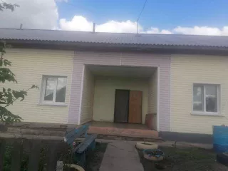 ¼ доля в праве общей долевой собственности на жилое помещение. Кадастровый номер: 22:49:020105:3808. Адрес: Россия, Алтайский край, Топчихинский район, село Топчиха, переулок Лесной, дом 2а, квартира 6. Площадь: 42.2 м².