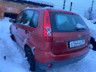 Автомобиль "Форд Фиеста" («FORD FIESTA»), красного цвета, 2007 года выпуска. Государственный регистрационный знак  Е 564 КЕ 51, с ключом и брелоком дистанционного управления.  VIN: WF0HXXGAJH7Y10807. Автомобиль "Форд Фиеста" («FORD FIESTA»), красного цвета, 2007 года выпуска. Государственный…