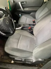 Nissan Qashqai 2.0 2010 года, VIN SJNJBAJ10U7028951. Автомобиль не на ходу, требует капитального ремонта двигателя. Не работает кондиционер, требуется замена лобового стекла.