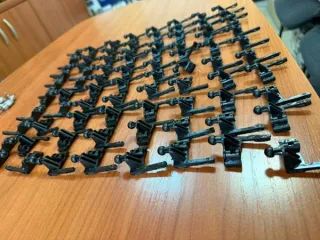 Годные остатки изделий: крышка-заглушка для фары автомобиля из резины черного цвета 80 штук, патрон для лампочки 41 штука, заглушки из резины черного цвета 122 штуки, элемент крепления из пластмассы белого цвета 40 штук, патрон для лампочки из пластмассы серого цвета 40 штук, элемент крепления из…