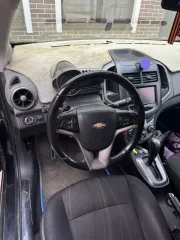 Шевроле KL1T (Aveo) 2014 года, VIN XUFTA69EJEN024329, цвет черный металлик, объем 1598 см³, мощность 85 кВт/116 л.с., экологический класс 4, тип легковой седан, пробег 149054 км. Транспортное средство является предметом залога ПАО «Совкомбанк».