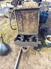 Трактор МТЗ-80Л 1992 года, синий. Госномер 1907 КА 45. Заводской номер 235017. Состояние: необходим ремонт двигателя, ТНВД, КПП, заднего моста. Имеются сколы, царапины и очаги сквозной коррозии. Возможны другие скрытые неисправности.