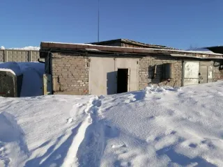 Гараж № 1100 площадью 37,4 кв.м с кадастровым номером 51:27:0010101:144 (РНФИ П13520003267), расположенный по адресу: Мурманская область, городской округ ЗАТО город Заозерск, город Заозерск, территория Восточная, гараж 1100. Год ввода в эксплуатацию: 1990. Вид ограничений и обременений: не…