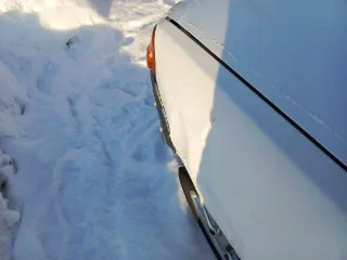Nissan AD, 2001 года, 120 лс, 344000 км, АКПП. VIN отсутствует, кузов: VHNY11205183, регистрационный номер: А072НЕ142. Кузов гнилой. Нет подушки безопасности. Капот не родной чуть не подходит но закрывается. Два передних крыла помяты и в коррозии. Два задних крыла тоже в коррозии. Левое немного…