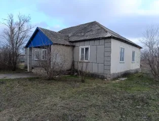 Здание кад № 26:09:020821:94 площадью 83.70 кв. м и земельный участок кад №26:09:020108:6 площадью 30044.00 кв. м по адресу: Ставропольский край, Туркменский район, село Камбулат, улица Комарова, дом 18.