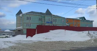 Жилой дом, общей площадью 1206,6 кв. м., с условным номером: 65-65-03/007/2012-176, Местоположение: Сахалинская область, город Невельск, улица Казакевича, дом 19. На момент публикации сообщения в отношении объекта имеются следующие ограничения: Запрещение регистрации №…
