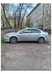 Mitsubishi Lancer, 2012 года, 117 л.с., 217000 км, АКПП. Транспортное средство Mitsubishi Lancer, VIN JMBSRCY1ACU005564, год выпуска 2012. На левом переднем крыле небольшая вмятина. По правой передней стороне: помят капот, крыло, бампер и колесо. Автомобиль заводится, но ход не проверялся. Возможно…