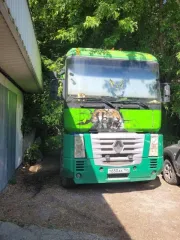 Renault AE 420 1995 года выпуска, серый цвет, левый руль. Госномер Т650АК154, VIN VF611GZA100008491, номер двигателя 5001823564. Бензиновый двигатель 18000 куб.см мощностью 415 л.с. (305 кВт). Грузовой седельный тягач, масса без нагрузки 7 450 кг, максимальная разрешенная масса 18 000 кг, пробег 1…
