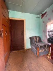 Жилой дом площадью 41.8 кв. м по адресу: Кемеровская область, г. Прокопьевск, ул. Демьяна Бедного, д. 9. Кадастровый номер: 42:32:0102005:12672. Земельный участок, на котором расположен дом, не входит в состав продажи и не принадлежит продавцу на праве собственности.