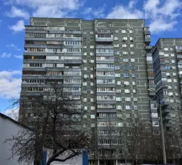 1/2 доли в праве общей долевой собственности в квартире площадью 54,6 кв. м по адресу: г. Москва, Ховрино, ул. Фестивальная, д. 28, кв. 83, кадастровый номер: 77:09:0001013:8702. Общая площадь: 54.6 кв. м. Сведения об ограничениях и обременениях указаны в выписке из ЕГРН в приложенной документации…
