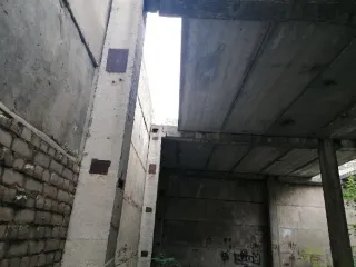 Здание теплоузла 302 кв.м, Псков (г. Псков, Рижский пр., д.83-б), в том числе: одноэтажное здание (наименование: "Здание теплоузла") с КН 60:27:0080206:3898, общей площадью 302 кв. м и земельный участок с КН 60:27:0080206:3916, площадью 644 кв. м. Конструктивные характеристики здания: подземная…