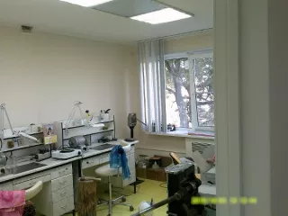 встроенное нежилое помещение № 1 по адресу:  г.о. Саранск, рп. Луховка,  ул. Заводская, д. 7, помещ. 1; Краткая характеристика помещения: год постройки – 1986, площадь – 80,6 кв.м, этаж 1. Фундамент – железобетонный, перекрытие железобетонное, стены – конструкция сборного железобетона, полы –…
