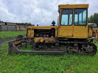 ДТ-75 МЛ 1991 года, государственный номер 6013 КВ 24. Тип двигателя: двигатель внутреннего сгорания, модель А-41, номер двигателя 040501. Вид движения: гусеничный. Паспорт самоходной машины: RU CB 622247. Цвет: желтый.